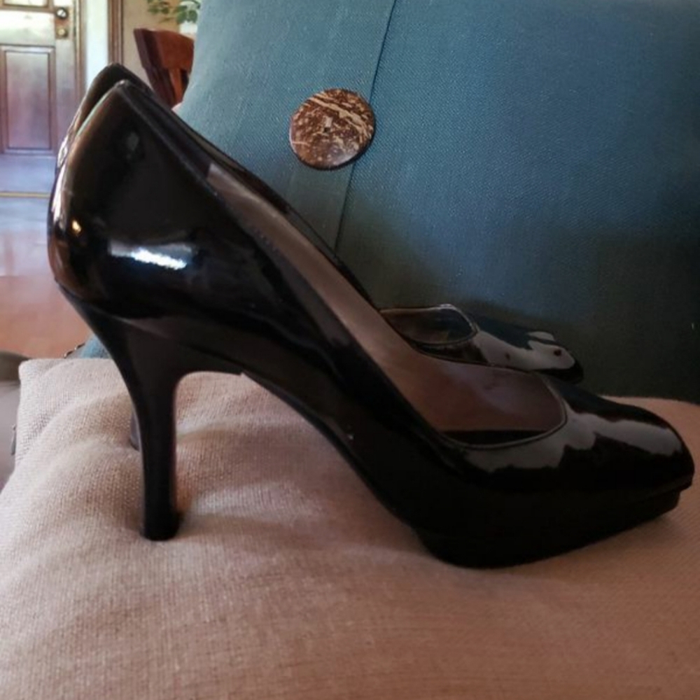 Via spiga patent leather peep toe comfy heels